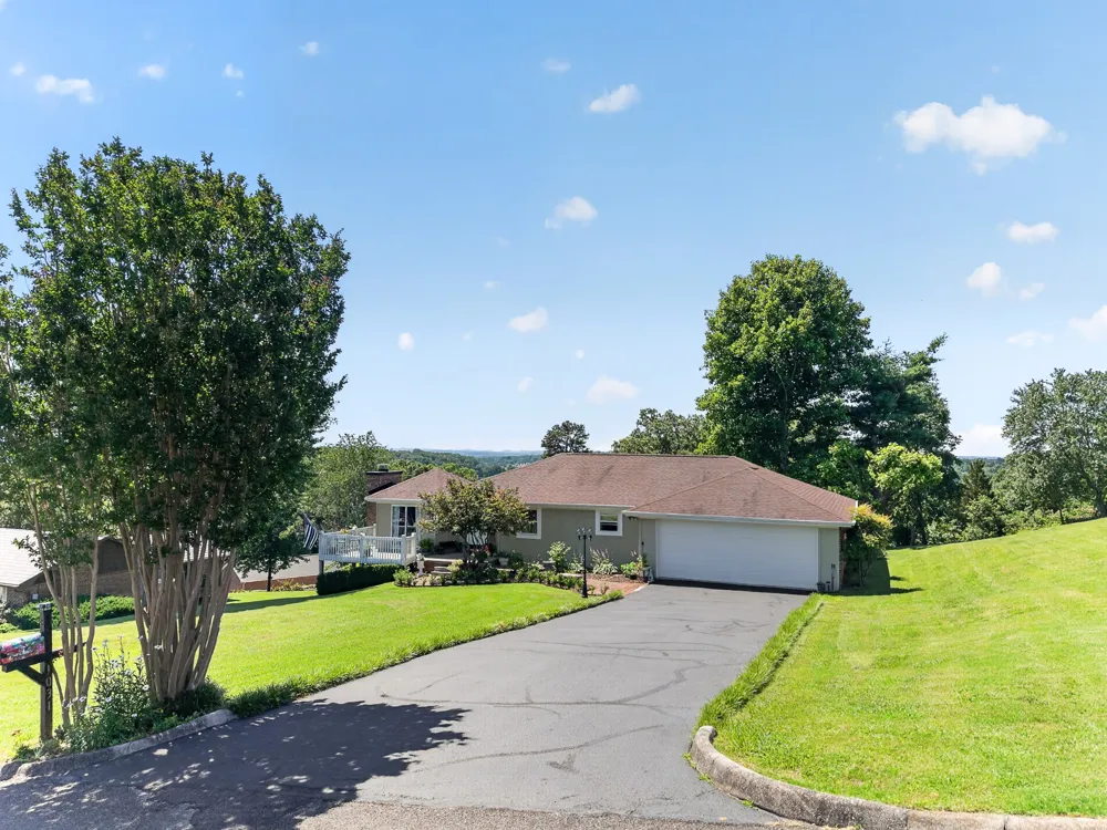 1031 Montcrest Dr Lenoir City, TN 37771
