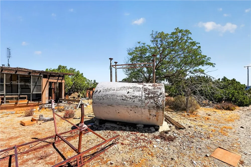 23503 E Avenue Z Llano, CA 93544