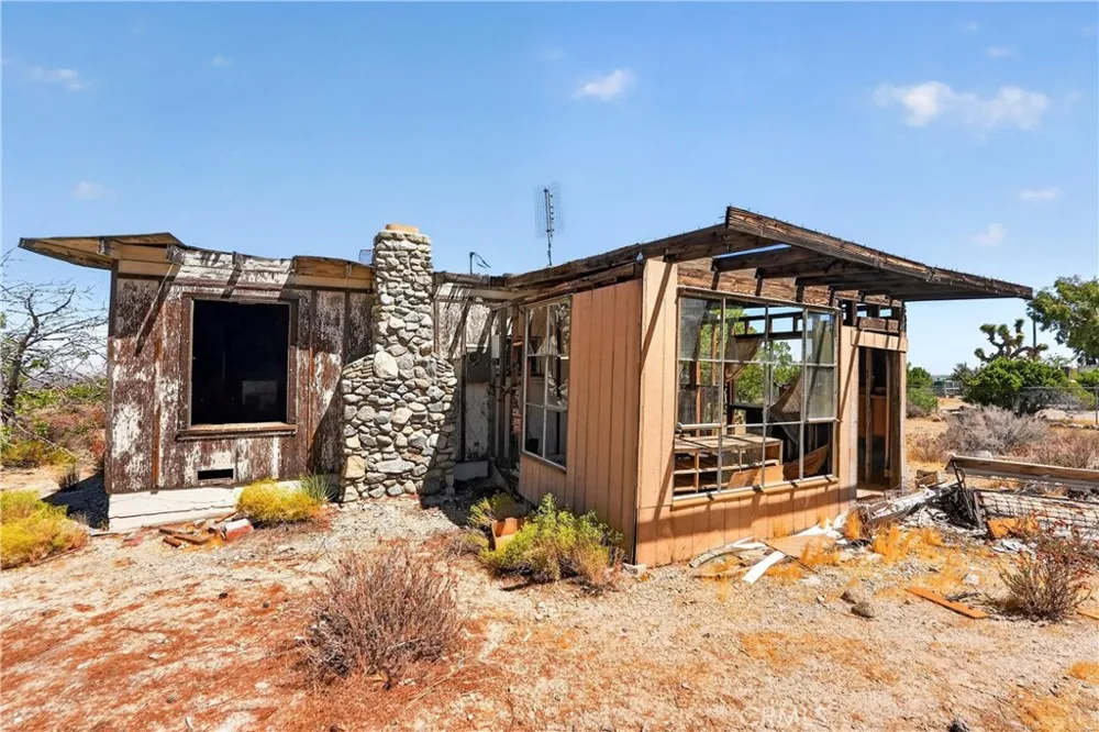 23503 E Avenue Z Llano, CA 93544