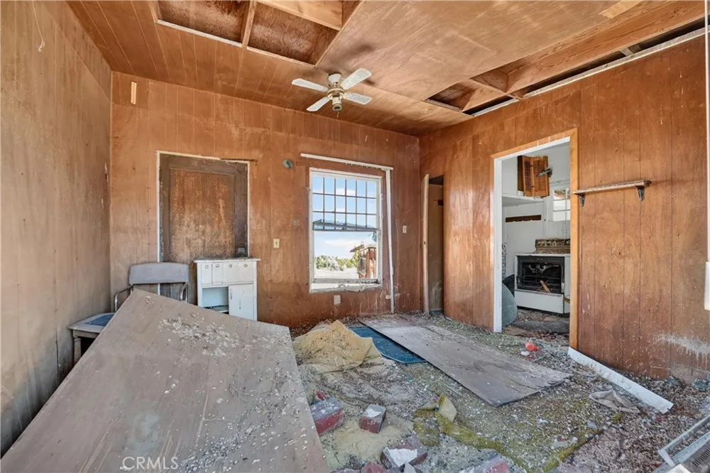 23503 E Avenue Z Llano, CA 93544