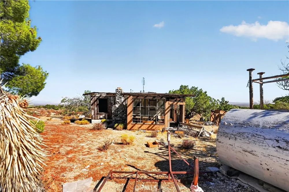 23503 E Avenue Z Llano, CA 93544