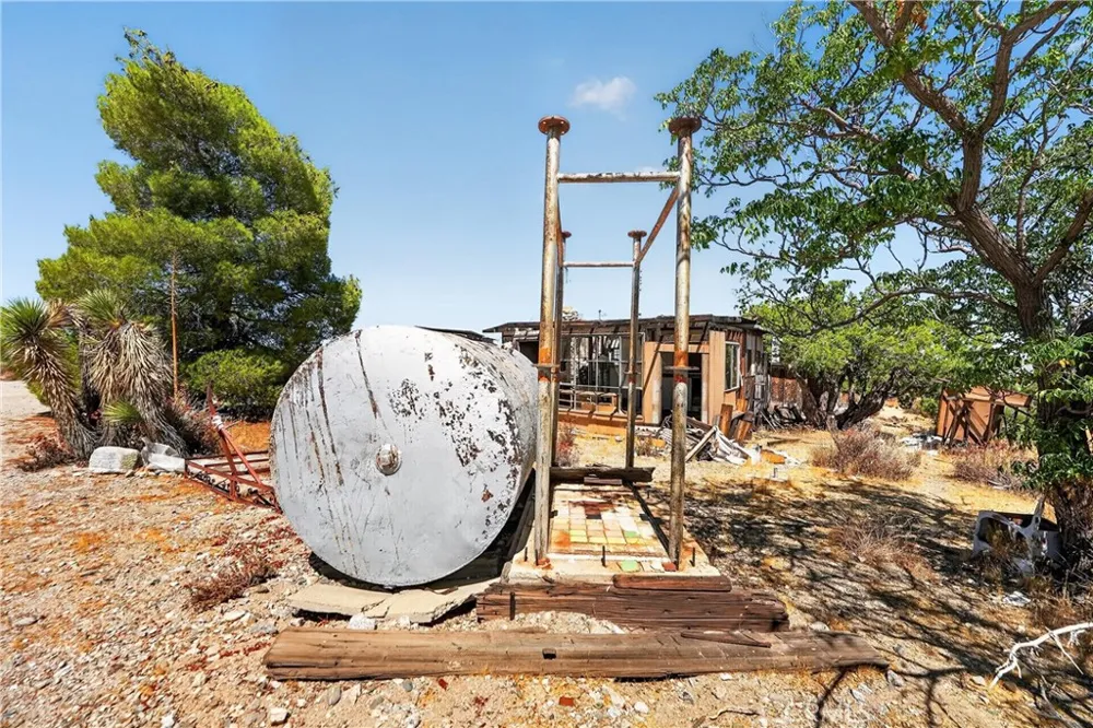 23503 E Avenue Z Llano, CA 93544