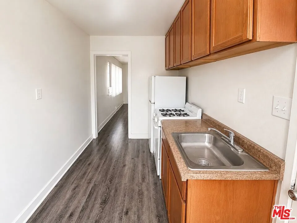 1238 W Adams Boulevard #8 Los Angeles, CA 90007