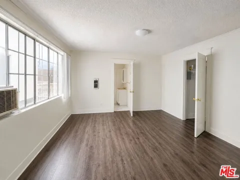 1238 W Adams Boulevard #8