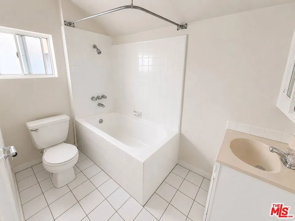 1238 W Adams Boulevard #8 Los Angeles, CA 90007