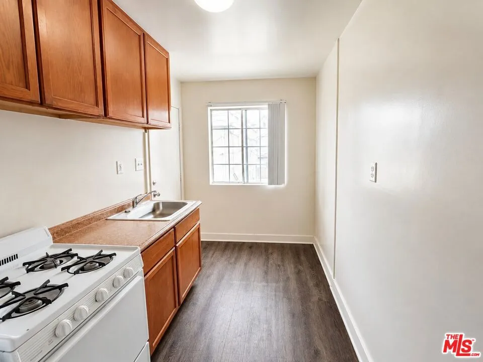 1238 W Adams Boulevard #8 Los Angeles, CA 90007