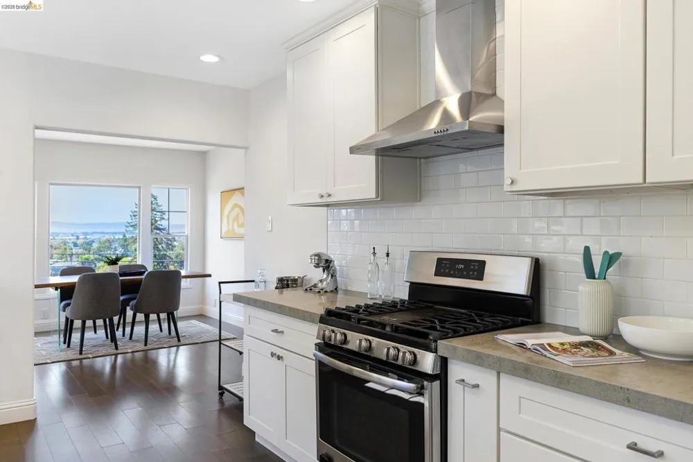 6124 Laird Ave Oakland, CA 94605
