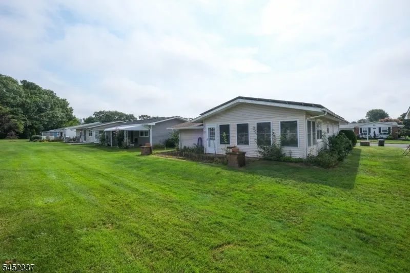 6 PHILLIPS RD Brick, NJ 08724