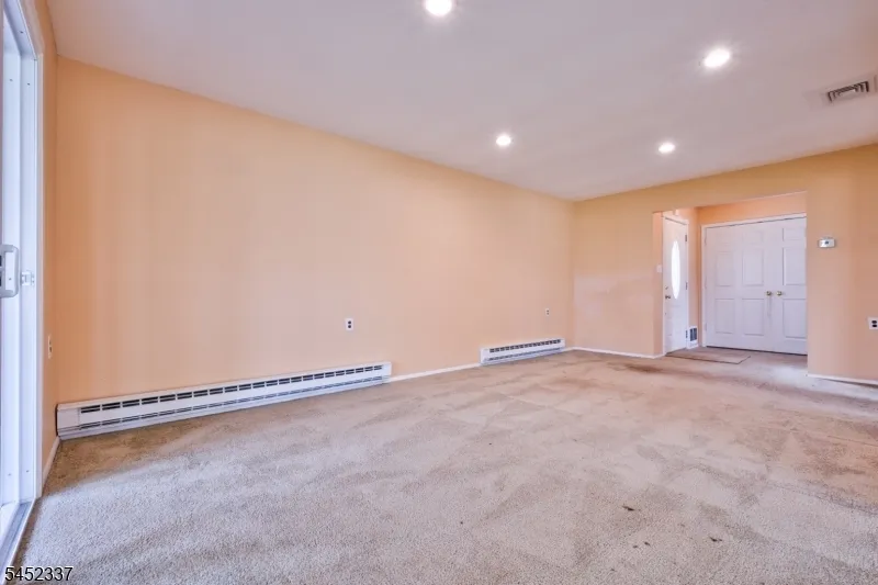 6 PHILLIPS RD Brick, NJ 08724