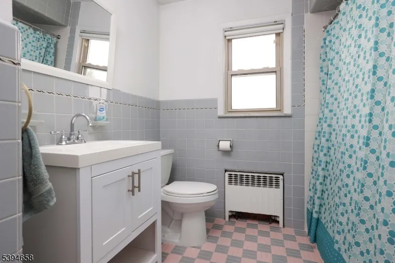 825 Dennis Pl Linden City, NJ 07036