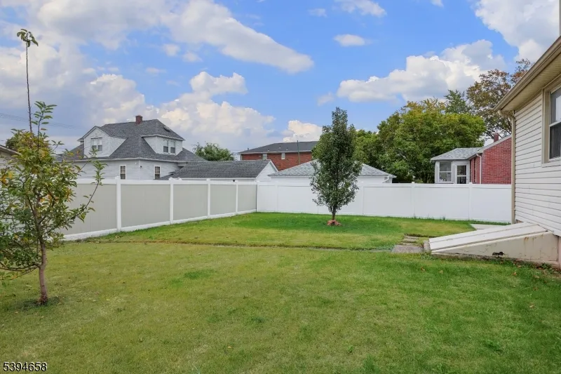 825 Dennis Pl Linden City, NJ 07036
