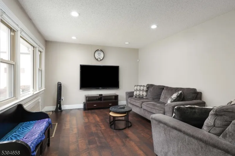 825 Dennis Pl Linden City, NJ 07036