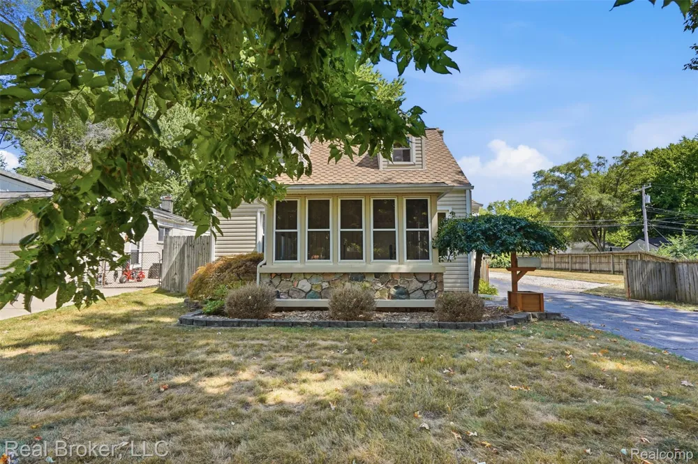 19410 Rensellor Street Livonia City, MI 48152