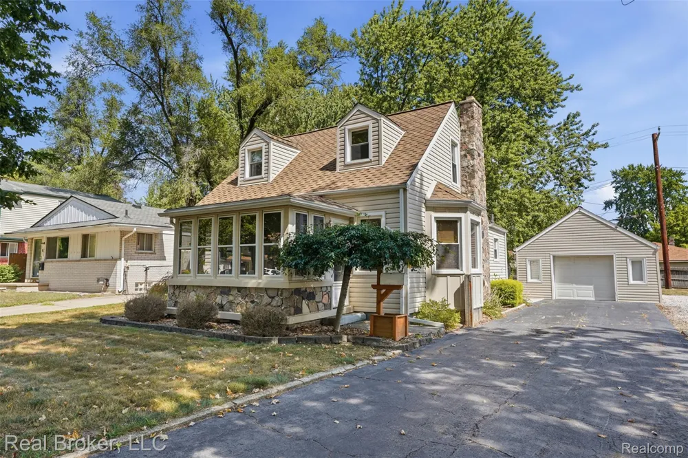 19410 Rensellor Street Livonia City, MI 48152