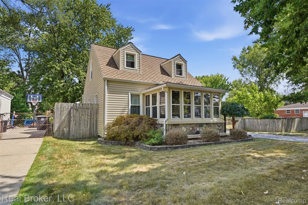 19410 Rensellor Street Livonia City, MI 48152