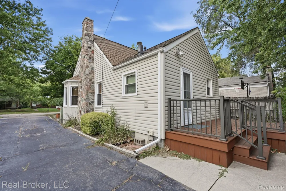 19410 Rensellor Street Livonia City, MI 48152