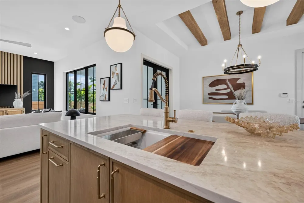 142 22ND AVENUE St Petersburg, FL 33704