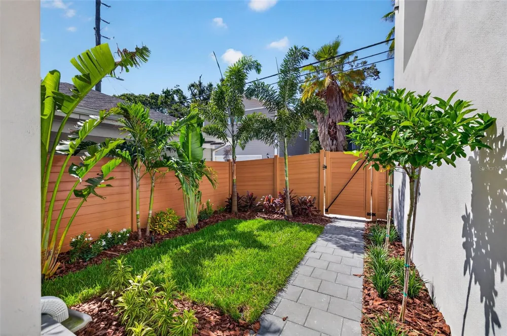 142 22ND AVENUE St Petersburg, FL 33704
