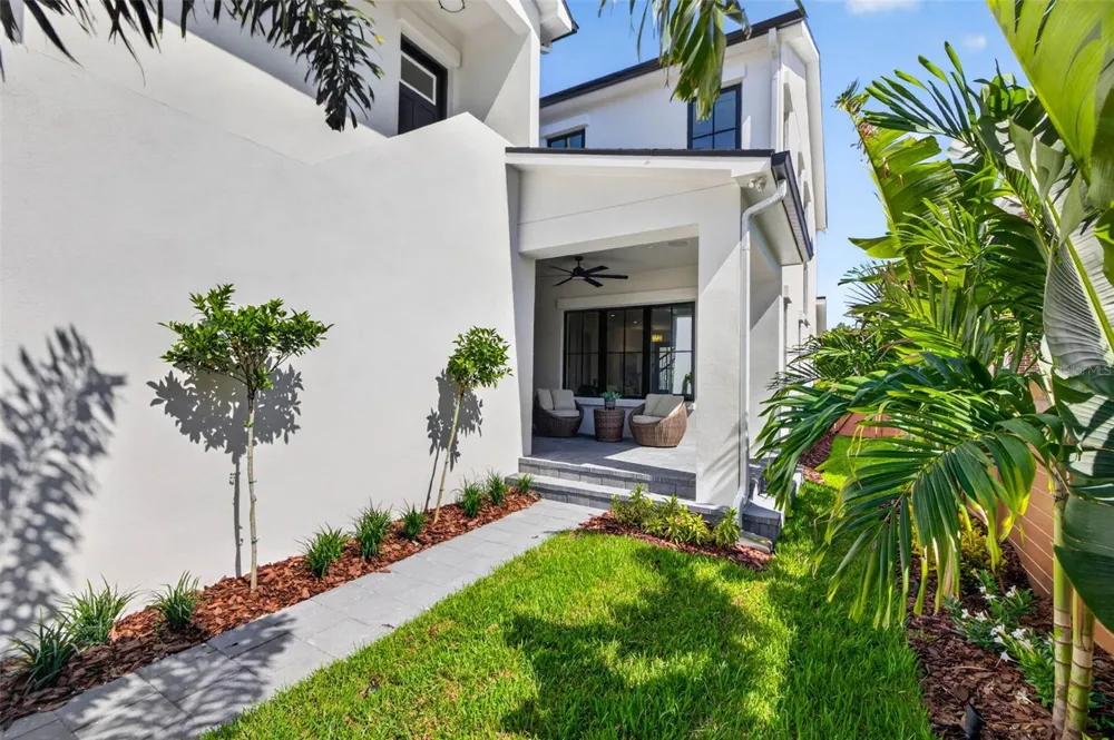 142 22ND AVENUE St Petersburg, FL 33704