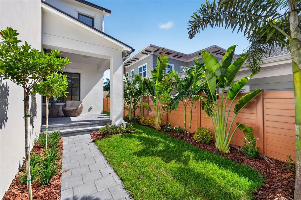 142 22ND AVENUE St Petersburg, FL 33704