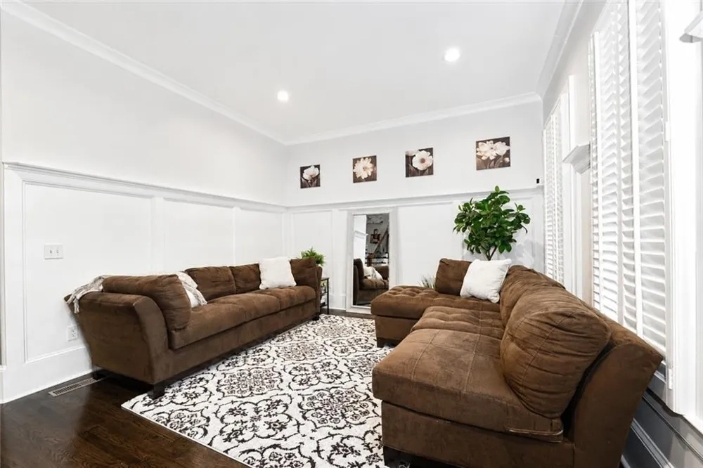 1085 Charles Towne Square Sandy Springs, GA 30328