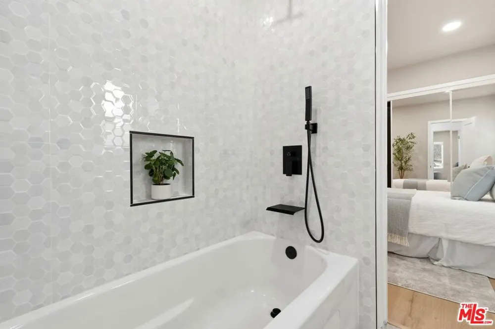 6015 Keniston Avenue Los Angeles, CA 90043