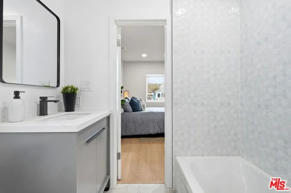 6015 Keniston Avenue Los Angeles, CA 90043