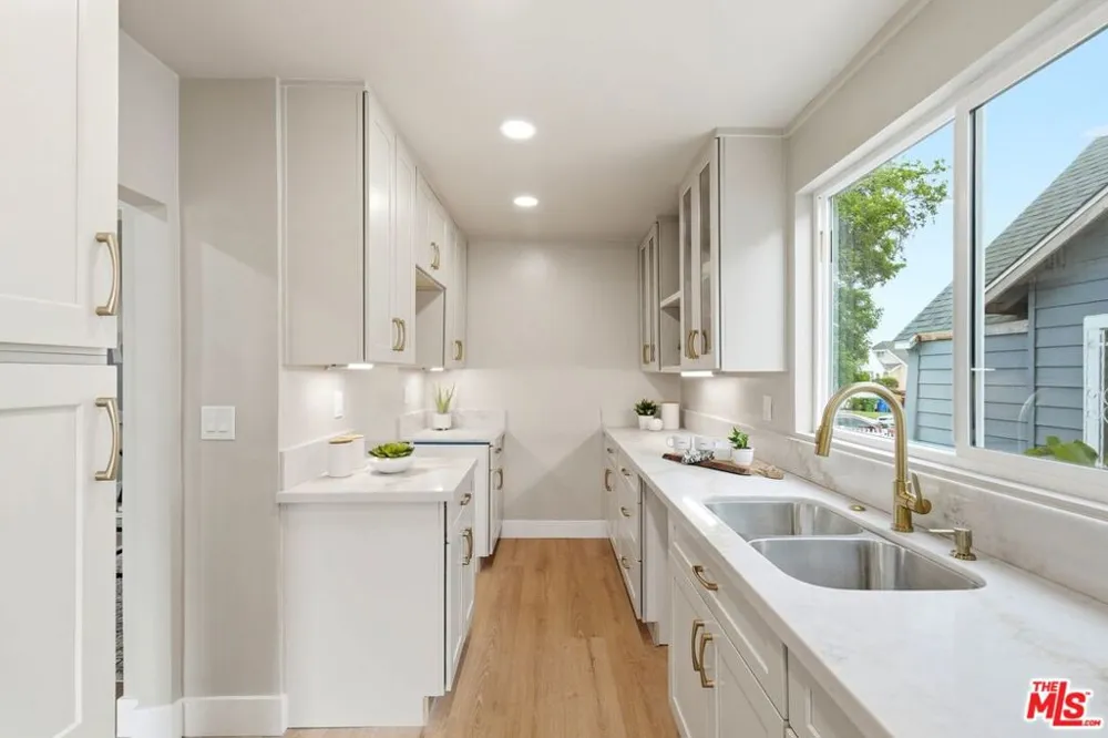 6015 Keniston Avenue Los Angeles, CA 90043