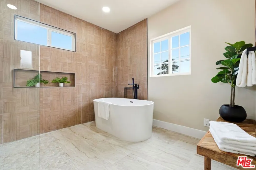 6015 Keniston Avenue Los Angeles, CA 90043