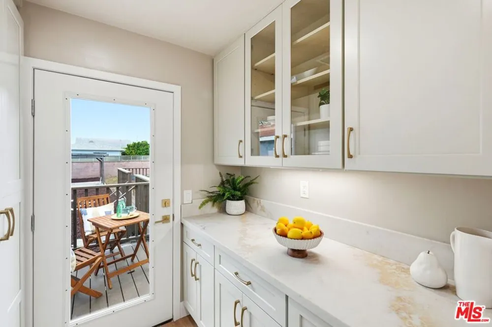 6015 Keniston Avenue Los Angeles, CA 90043