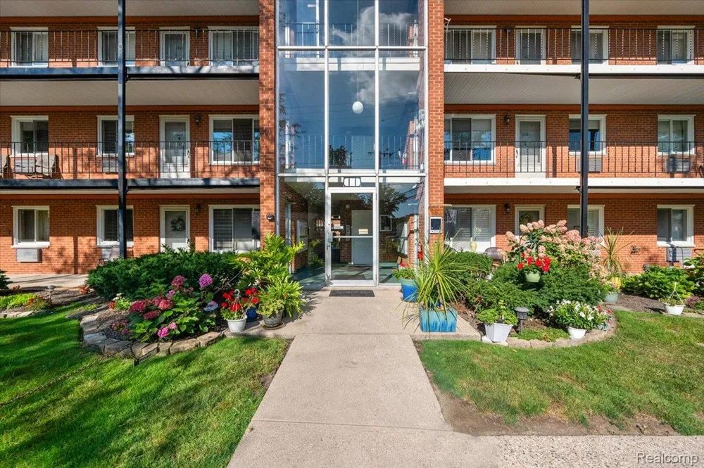 2820 Woodslee Drive #308 Royal Oak City, MI 48073