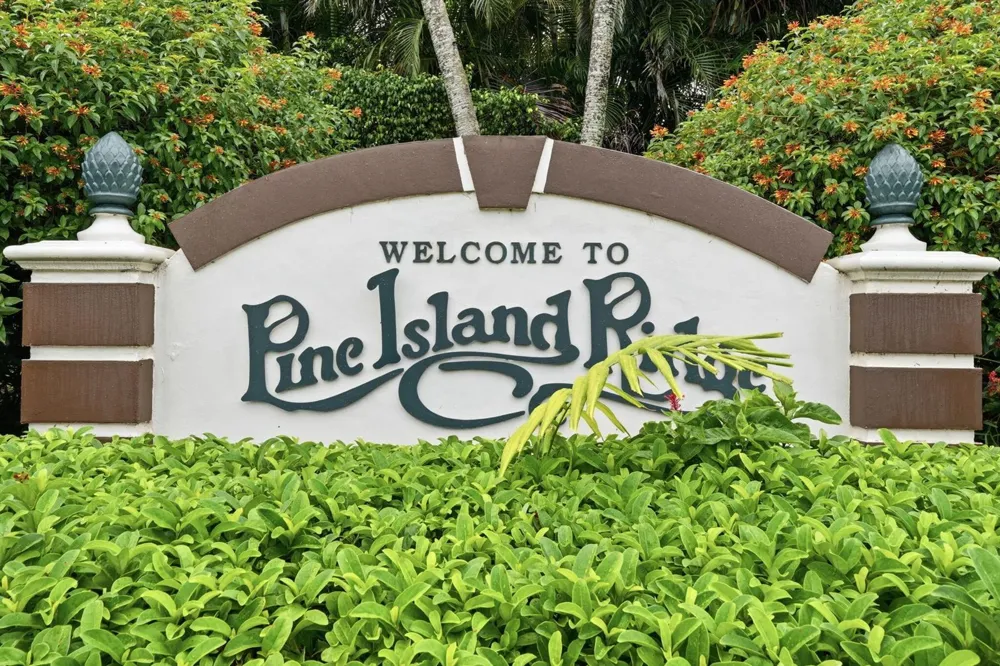 9325 Lagoon Place #405 Davie, FL 33324