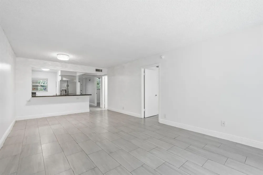 9325 Lagoon Place #405 Davie, FL 33324