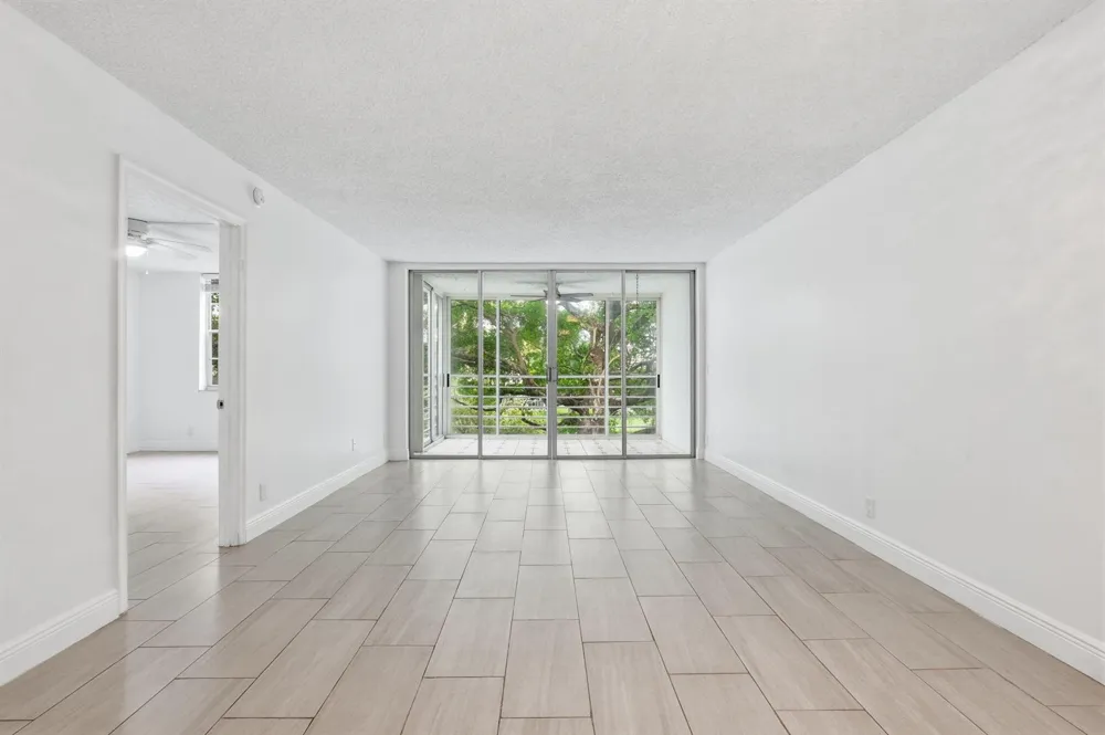 9325 Lagoon Place #405 Davie, FL 33324