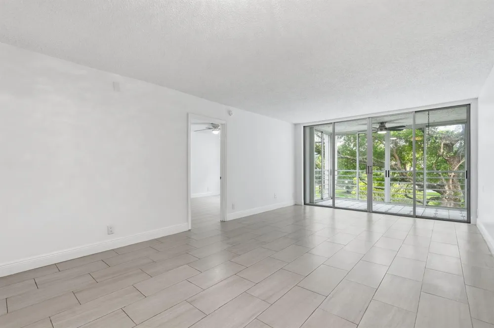 9325 Lagoon Place #405 Davie, FL 33324
