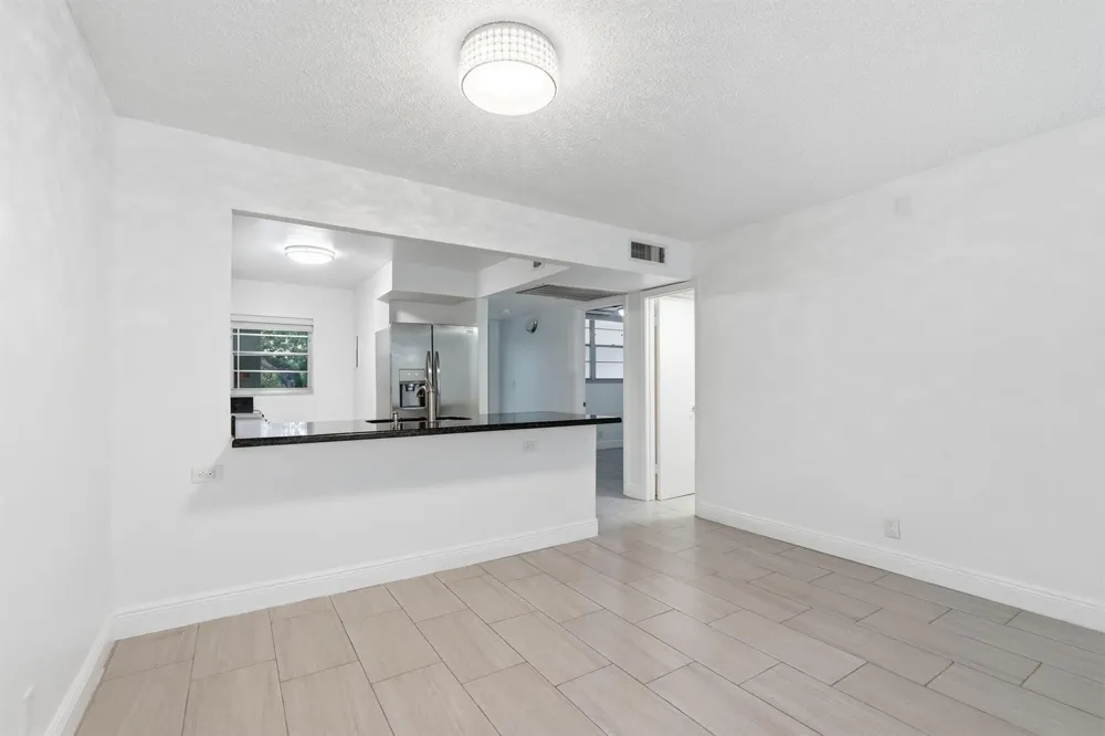 9325 Lagoon Place #405 Davie, FL 33324