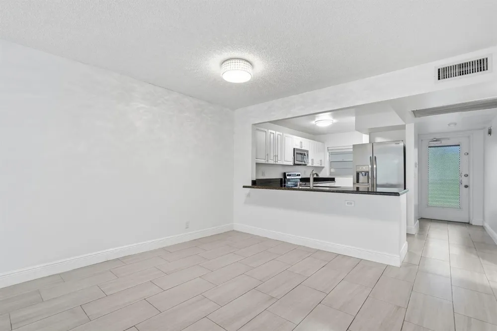 9325 Lagoon Place #405 Davie, FL 33324