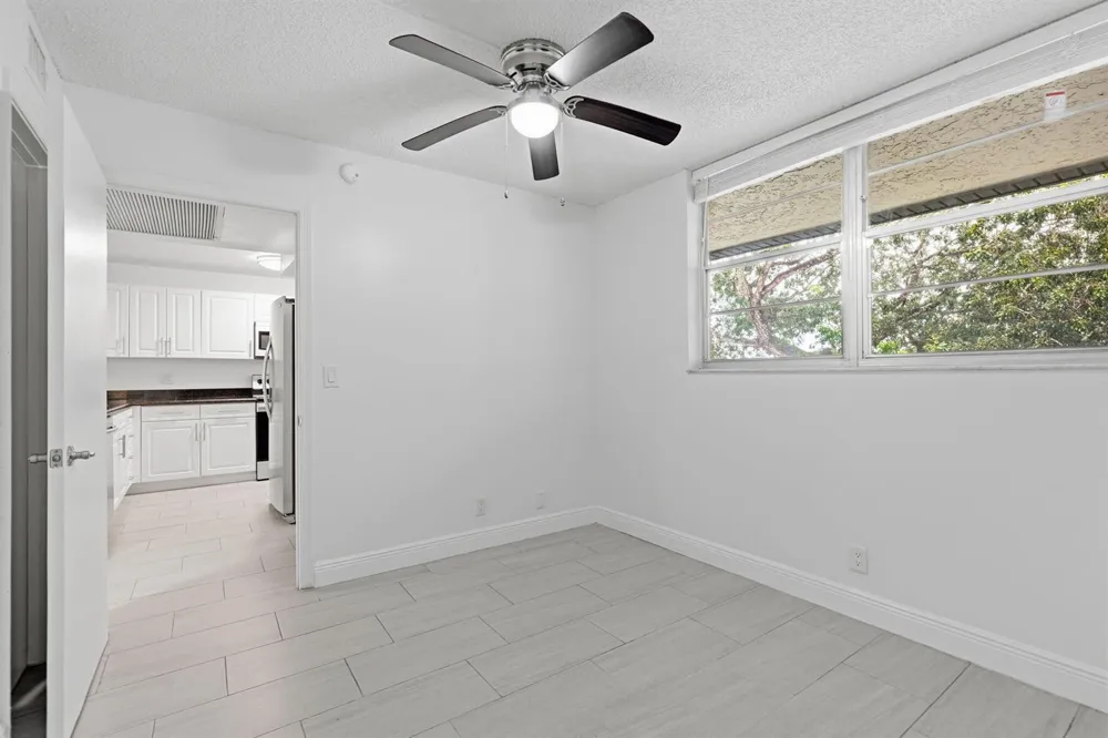 9325 Lagoon Place #405 Davie, FL 33324