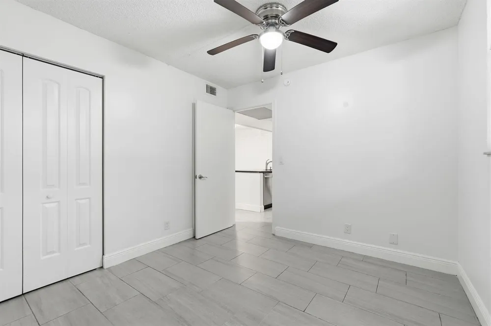 9325 Lagoon Place #405 Davie, FL 33324