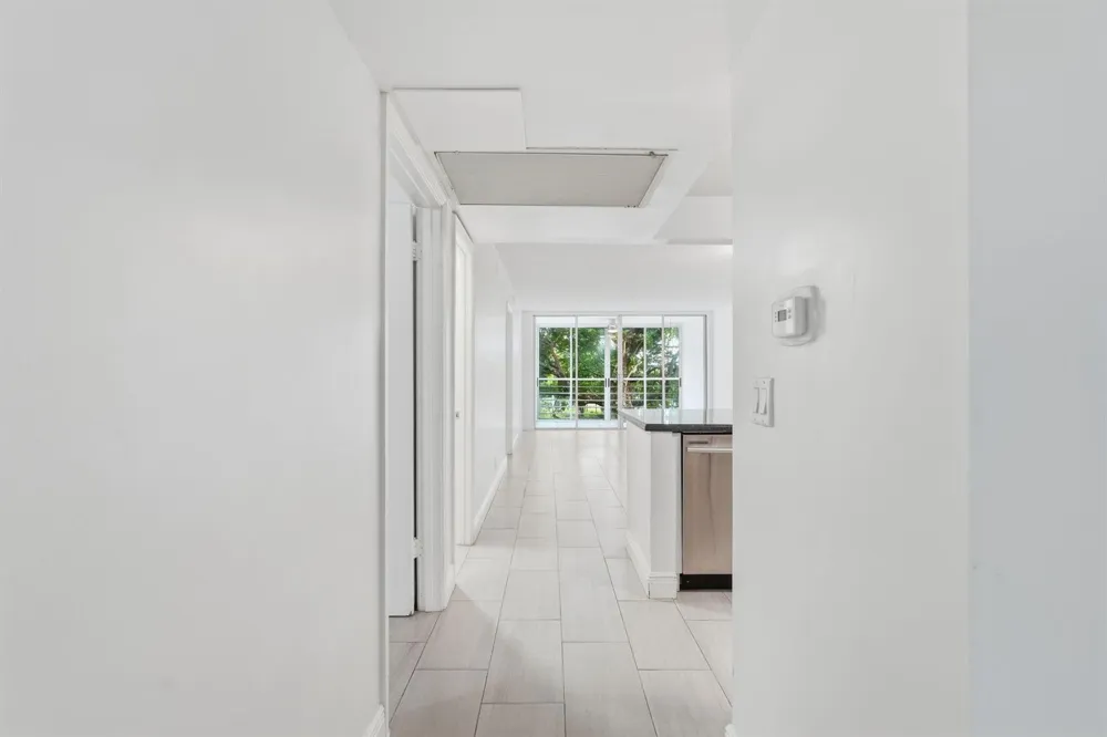9325 Lagoon Place #405 Davie, FL 33324
