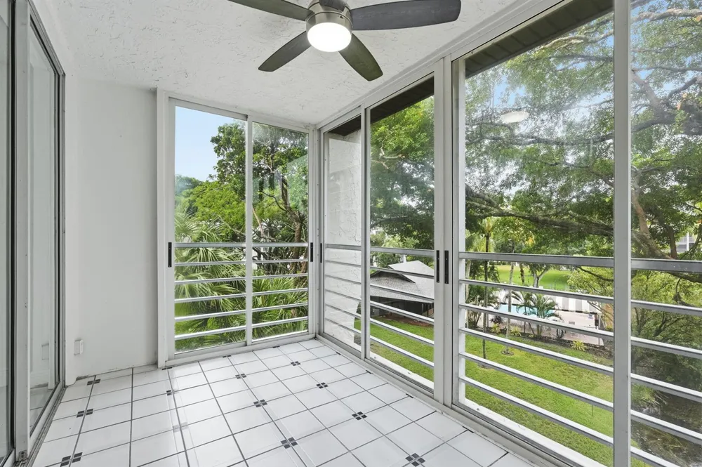 9325 Lagoon Place #405 Davie, FL 33324