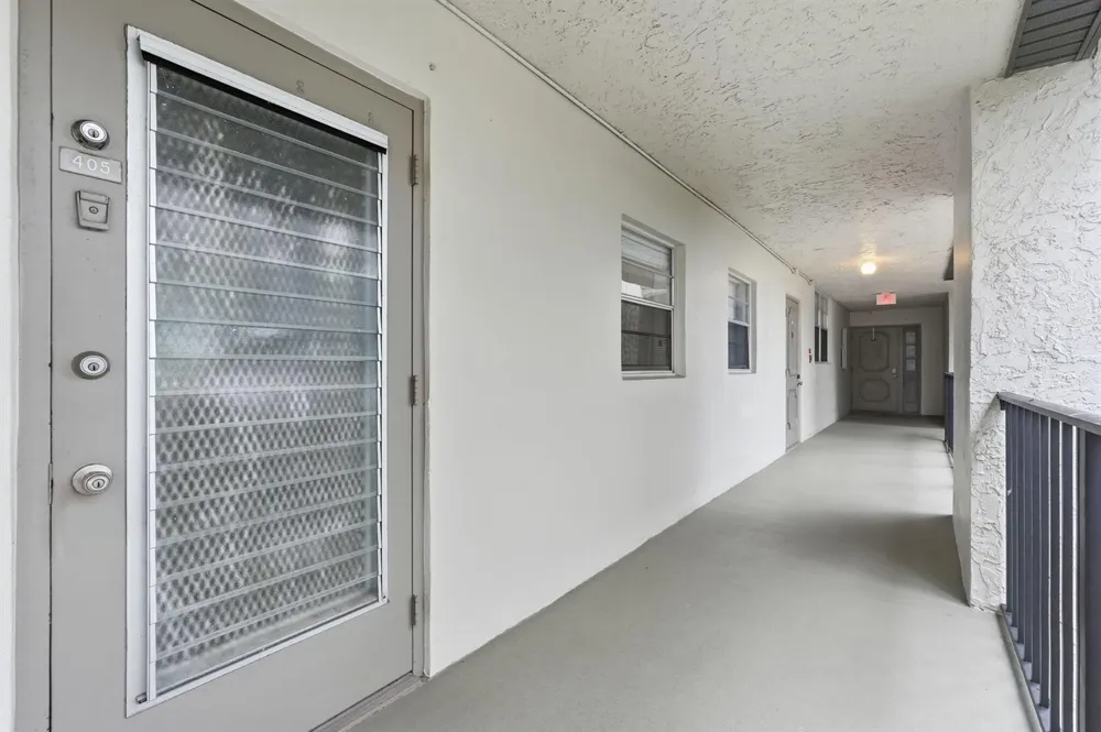 9325 Lagoon Place #405 Davie, FL 33324