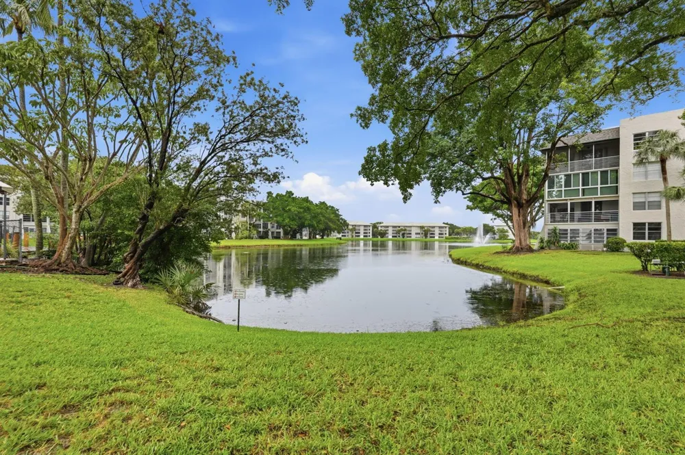 9325 Lagoon Place #405 Davie, FL 33324