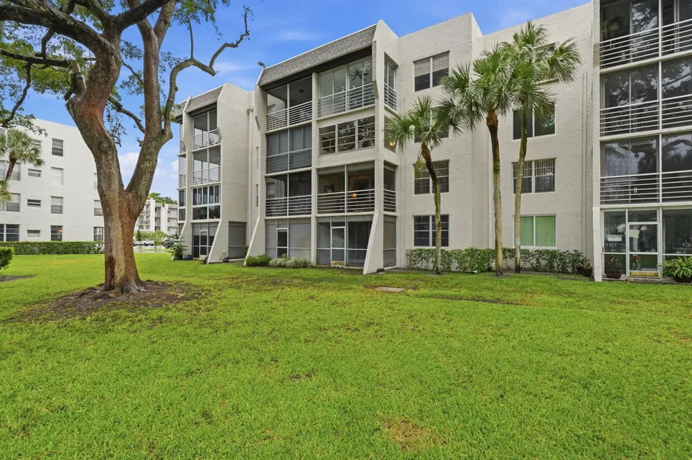 9325 Lagoon Place #405 Davie, FL 33324