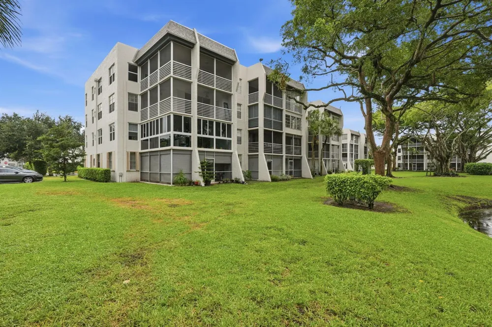 9325 Lagoon Place #405 Davie, FL 33324