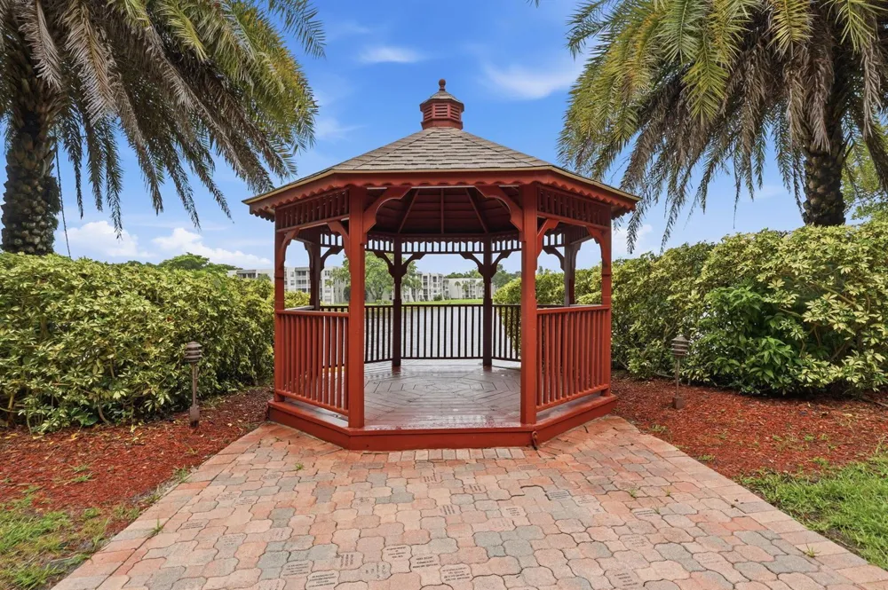 9325 Lagoon Place #405 Davie, FL 33324