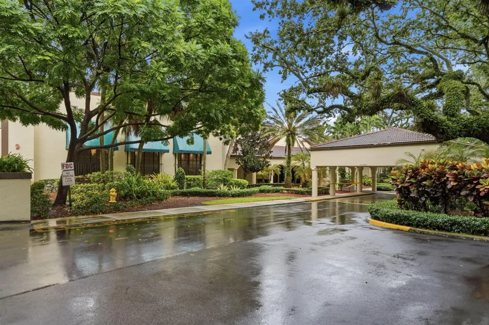 9325 Lagoon Place #405 Davie, FL 33324