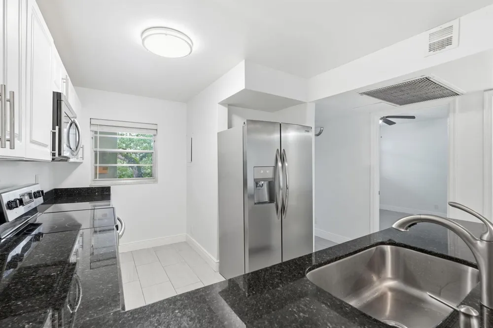 9325 Lagoon Place #405 Davie, FL 33324