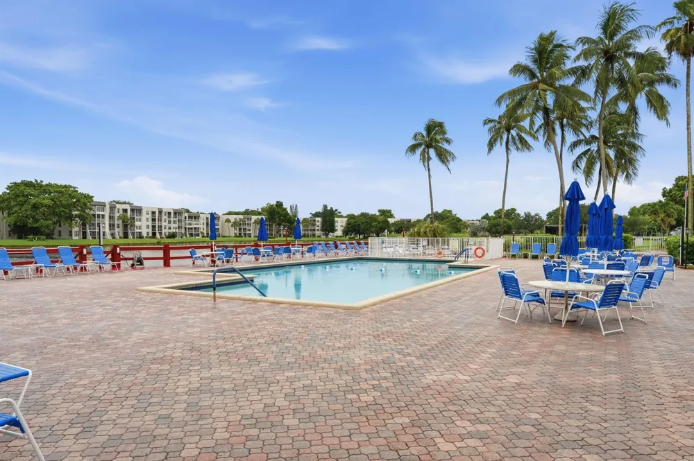 9325 Lagoon Place #405 Davie, FL 33324