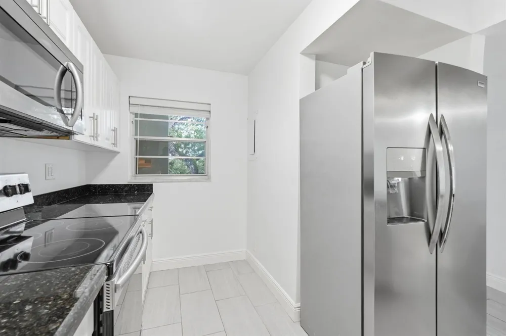 9325 Lagoon Place #405 Davie, FL 33324
